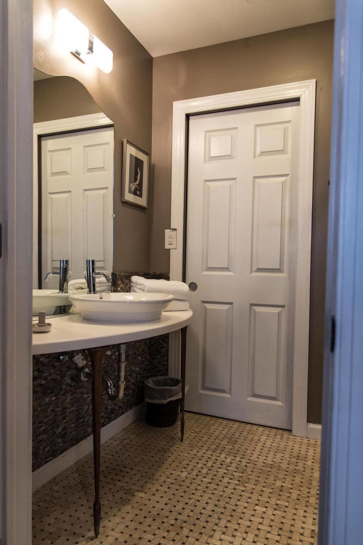 The Dwight D, A City House 4*